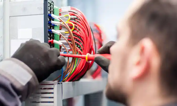 Een ervaren elektricien voert professioneel elektricien uit